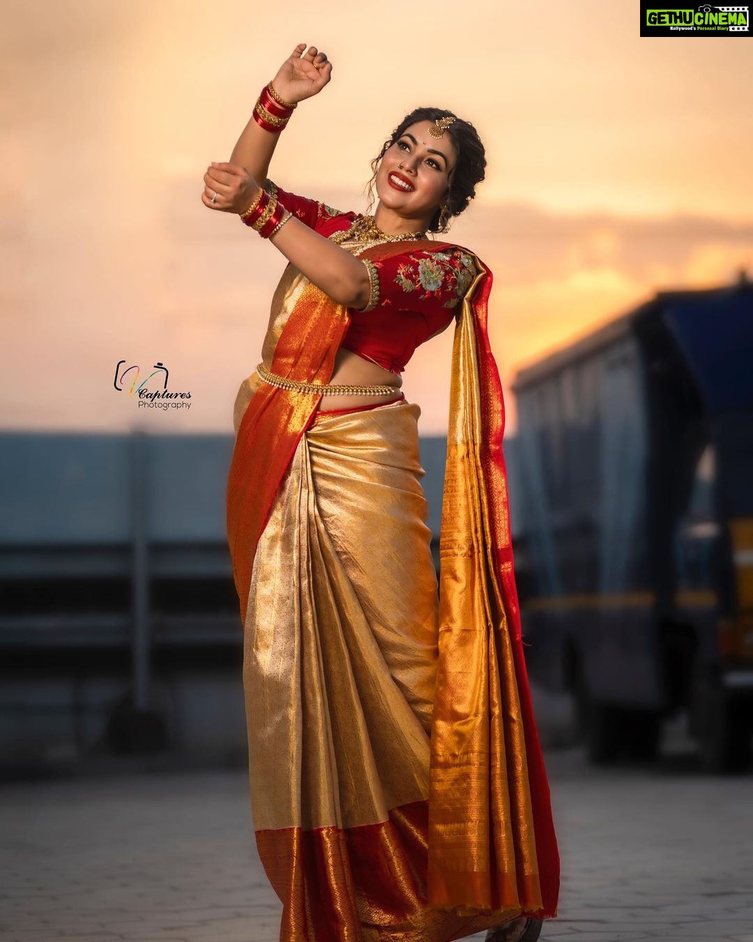 Shamna Kasim Instagram - Be your own kind of beautiful…. Styled by @impriyankasahajananda Saree @brandmandir Blouse @r.for.rupamani Jewlry @kushalsfashionjewellery Pics @v_capturesphotography Hairstylist @hairartistpoojagupta #etvtelugu #dhee14dancingicon #styledbypriyankasahajananda #lovemyjob