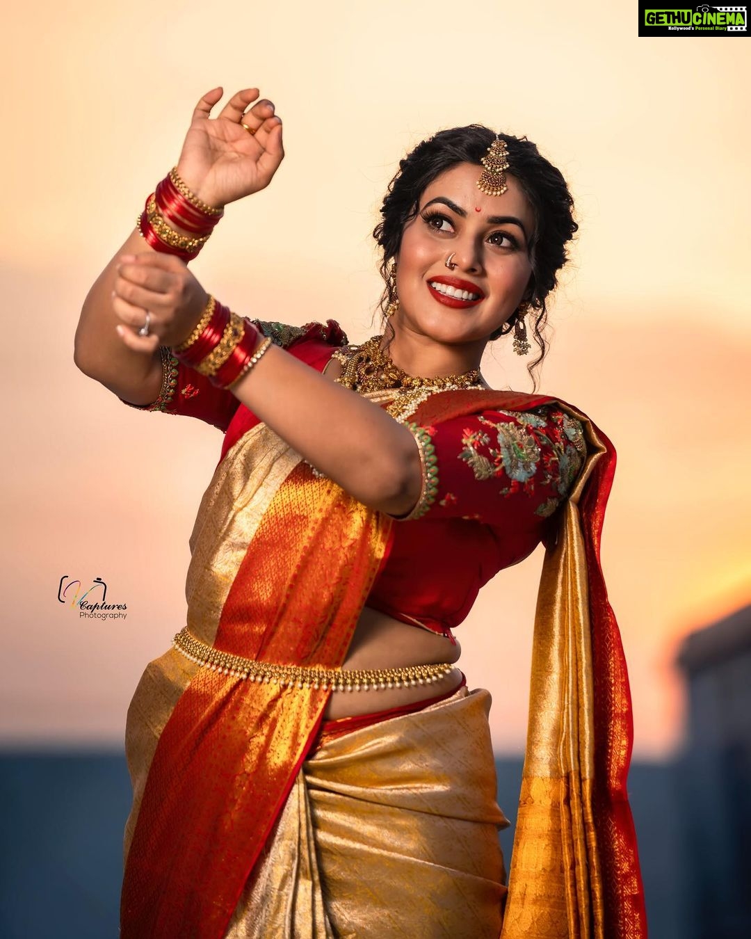 Shamna Kasim Instagram - Be your own kind of beautiful…. Styled by @impriyankasahajananda Saree @brandmandir Blouse @r.for.rupamani Jewlry @kushalsfashionjewellery Pics @v_capturesphotography Hairstylist @hairartistpoojagupta #etvtelugu #dhee14dancingicon #styledbypriyankasahajananda #lovemyjob