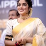 Shamna Kasim Instagram – Saree is my favorite look and when it comes kerala saree it’s more happiness ❤️

Styling: @vasudevan.arun 
Saree : @mangalyakasav 
Blouse: @byhand.in 
Jwellery: @riha_fashion_jewellary 
Hairstylist: @sudhiar.hairandmakeup