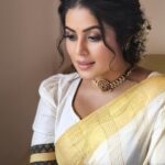 Shamna Kasim Instagram - Saree is my favorite look and when it comes kerala saree it’s more happiness ❤️ Styling: @vasudevan.arun Saree : @mangalyakasav Blouse: @byhand.in Jwellery: @riha_fashion_jewellary Hairstylist: @sudhiar.hairandmakeup