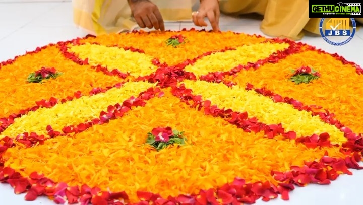 Shamna Kasim Instagram - Wishing u all very happy onam … @dr.shanid_asifali @jbs.group.companies dubai_economy_service_provider @jbs_groups @jbsbusinessman @astarmediauae