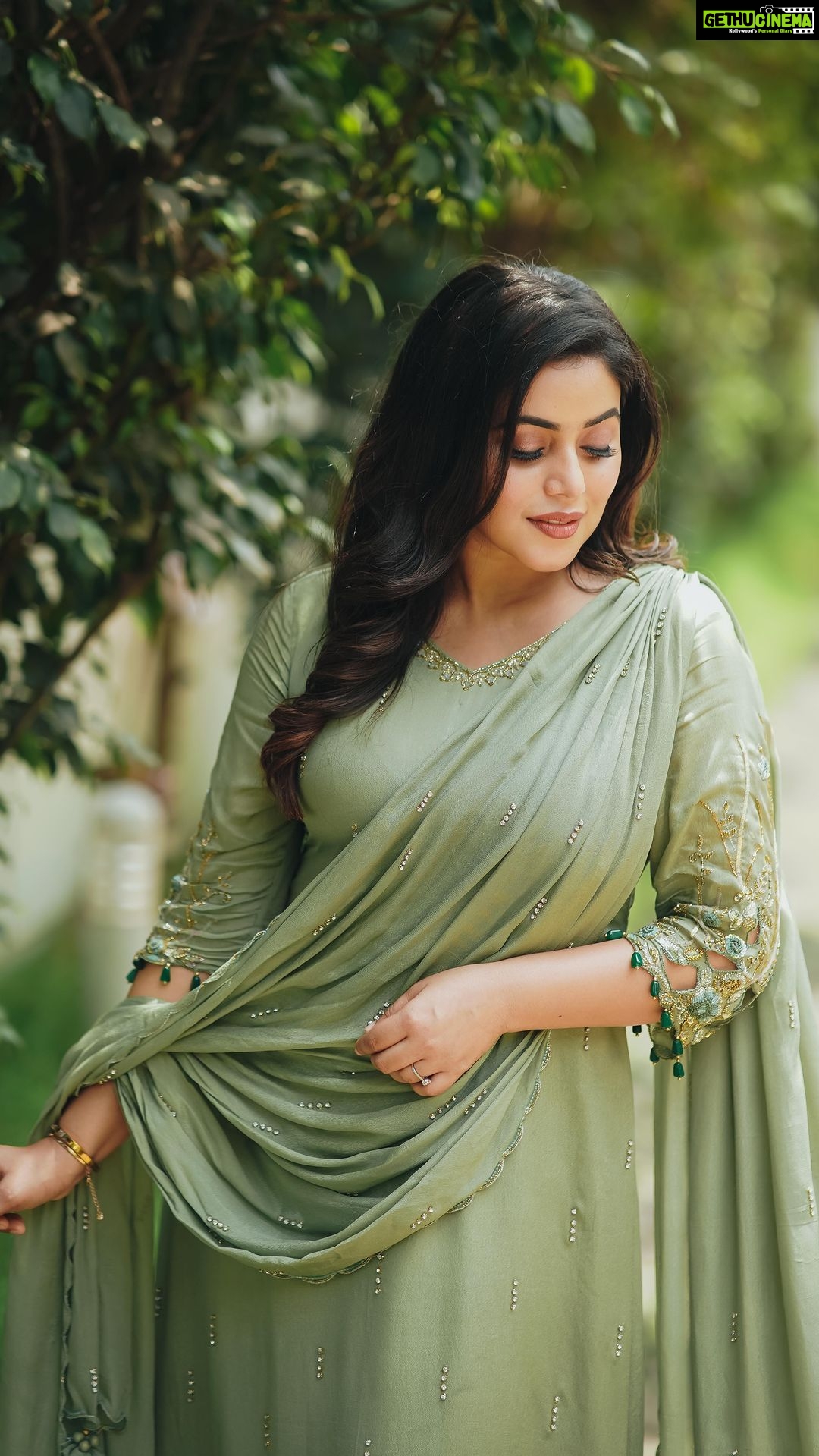 Shamna Kasim Instagram - Our stunning sweet heart @shamnakasim wrapped up in a crepe georgette salwar suit design adorned with pure metallic works, defines the magnificence of timeless beauty ! . . . Mua @abilashchickumakeupartist 🥰 📸 @zak_weddings Earrings @whitepearl__fancy . . . #jazaash #2022designs #celebrity #shamnaksim #royalbrides #couture #loveislove #love #instagram #fashionstyle #handmade #lehengafashion #instagood #instadailyphoto #indiancraftsmanship #instafashion #instafamily #keralawedding #bridesofindia #bridesofinstagram