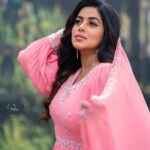 Shamna Kasim Instagram - Be simple but significant… Styled by: @impriyankasahajananda Outfit: @desivastra18 Jewlry: @kushalsfashionjewellery Pics: @v_capturesphotography Hairstylist: @hairartistpoojagupta Personal staff: @pranay_kohli @etvtelugu2708 #dheedancingicon #lovemyjob #lovemyself 🧿 #styledbypriyankasahajananda