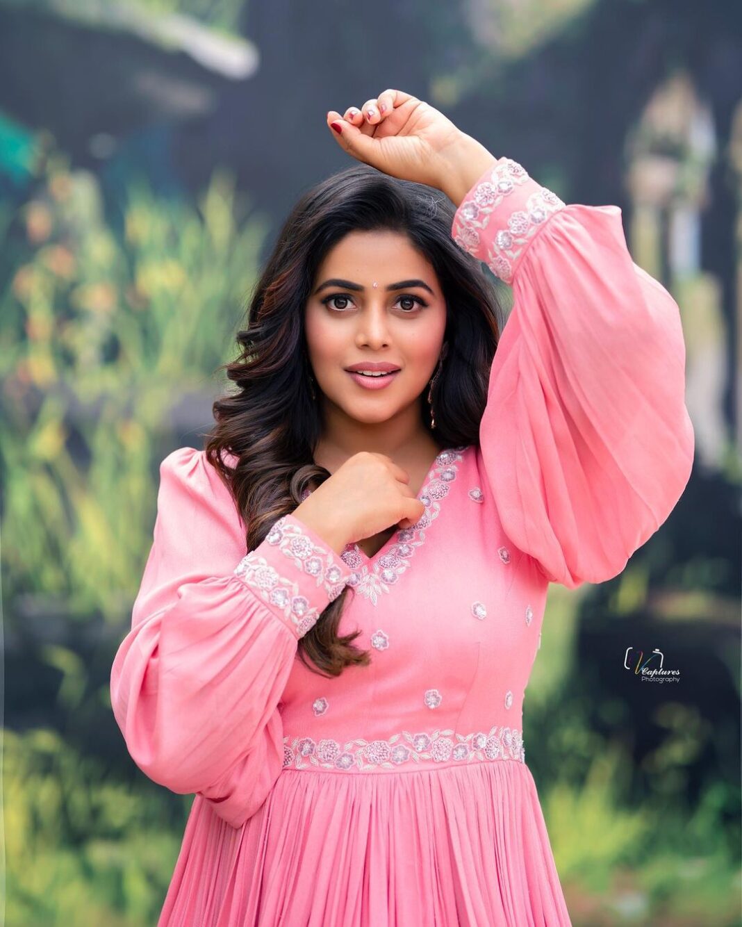 Shamna Kasim Instagram - Be simple but significant… Styled by: @impriyankasahajananda Outfit: @desivastra18 Jewlry: @kushalsfashionjewellery Pics: @v_capturesphotography Hairstylist: @hairartistpoojagupta Personal staff: @pranay_kohli @etvtelugu2708 #dheedancingicon #lovemyjob #lovemyself 🧿 #styledbypriyankasahajananda