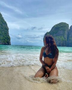 Shanvi Srivastava Instagram - Dreamt of soaking in the sun on the beach , so went and saw these pics ….
felt better😬 
.
.
.
.
.

. 
#shanvisrivastava  #shanvisri #phiphiisland #holidays  #beachvibes #throwback #midweekmotivation