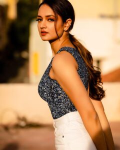 Shanvi Srivastava Instagram - Sit comfortably and enjoy your sunday!! like me 😎☝️ love youuuu🫰 
.
.
.
.
.
@vikasphotofactory 💕💕💕 
@marksandspencerindia 
#shanvisrivastava #shanvisri #sundayfunday #love #instagood #picoftheday