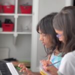 Sharib Hashmi Instagram - On her birthday my Gudiya Rani taking piano lessons from her lil’ cutieee cousin Nia ❤️🎹🎼🎹 ❤️ kitna pyara manzar tha yeh 😍 socha aapke saath share kar loon. Happpppy Birthdayyyy meri aankh ka taara, mere chaand ka tukda, meri gudiya rani, meri rani bitiya ❤️ Inaaya ❤️🤗😘🎂🎂🎂 God blesss you ❤️🤲🙏 @nasreenhashme ❤️ #HappyBirthday #daughter #proudfather #loveher #appleofmyeye #inaaya