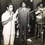 Sharib Hashmi Instagram - The young aspiring compère Raju Srivastava standing beside my dad ❤️ School mein tha toh @rajusrivastavaofficial sir ke items perform karke tareefein batora karta tha. Bachpan se unki journey dekhta aa raha hoon. College ke ek Mimicry competition mein Raju sir judge thhe Aur Mujhe unhone 2nd prize diya tha aur kaha tha “Yeh hansata toh hai par iski smile bhi bahut achchi hai” I can never ever forget that comment jaise unhone kal hi bola ho ❤️ Will miss you Raju sir ❤️🙏 My heartfelt condolences to the Srivastava family 🙏 @kushalsrivastava @antarasrivastava