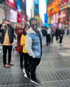 Sharib Hashmi Instagram - October Dump !!! Khumaar abhi bhi baaki hai  @nasreenhashme ❤️ #MondayMotivation to plan another trip ❤️ 

#USA #america #familyvacation #Dallas #LosAngeles #NewYork #LA #nyc #family #familytime #centralpark #timessquare #statueofliberty #hollywood #thefamilman #October #octoberdump #birthdaymonth