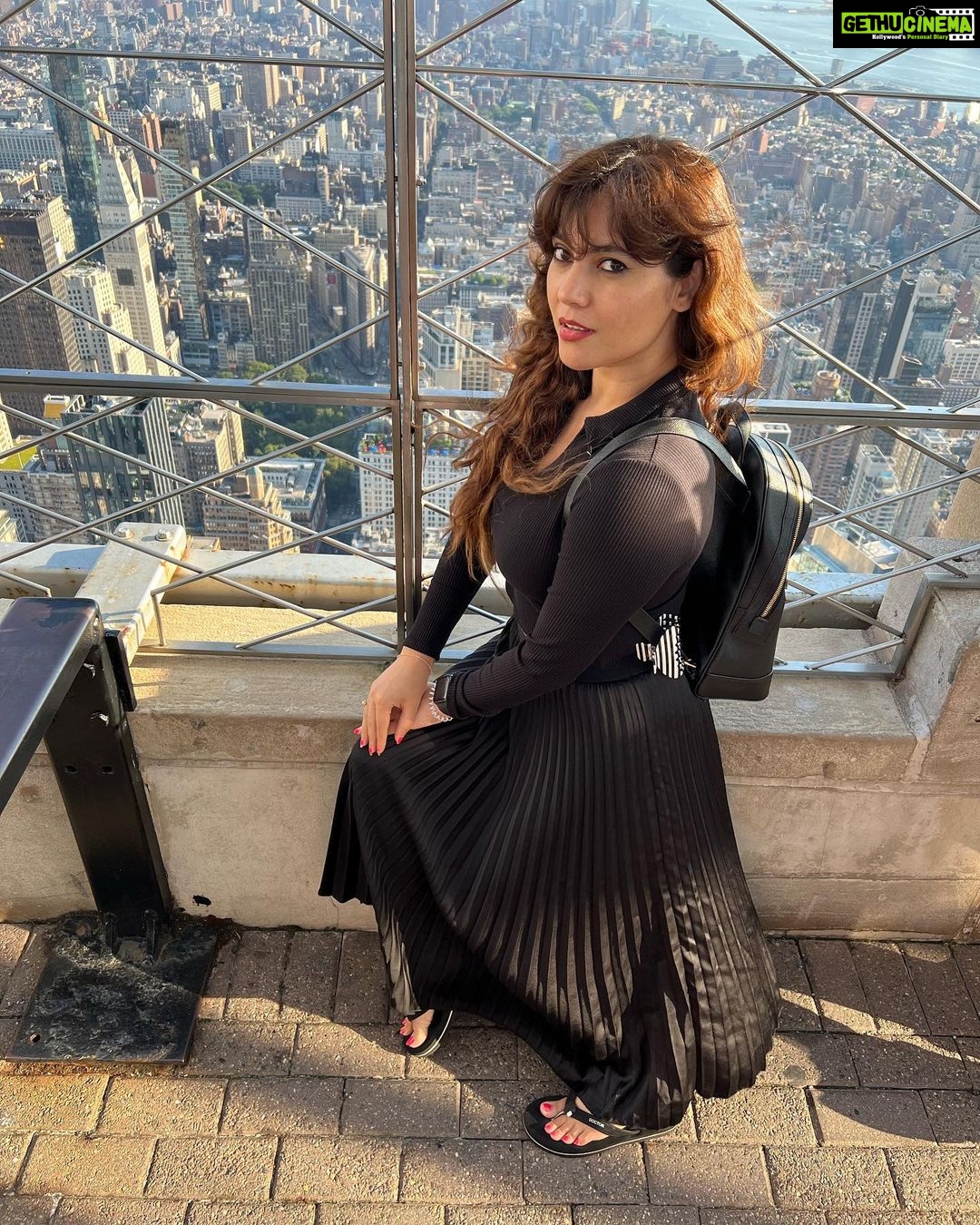 Sherin Instagram - New York 🗽 #sherin #newyork #empirestatebuilding #travel #fun Empire State Building