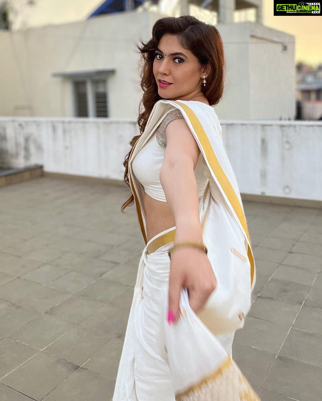 Sherin Instagram - Sunday’s are for Pizza or biryani? #sherin #saree #pizza #biryani #sunday #weekend #indian