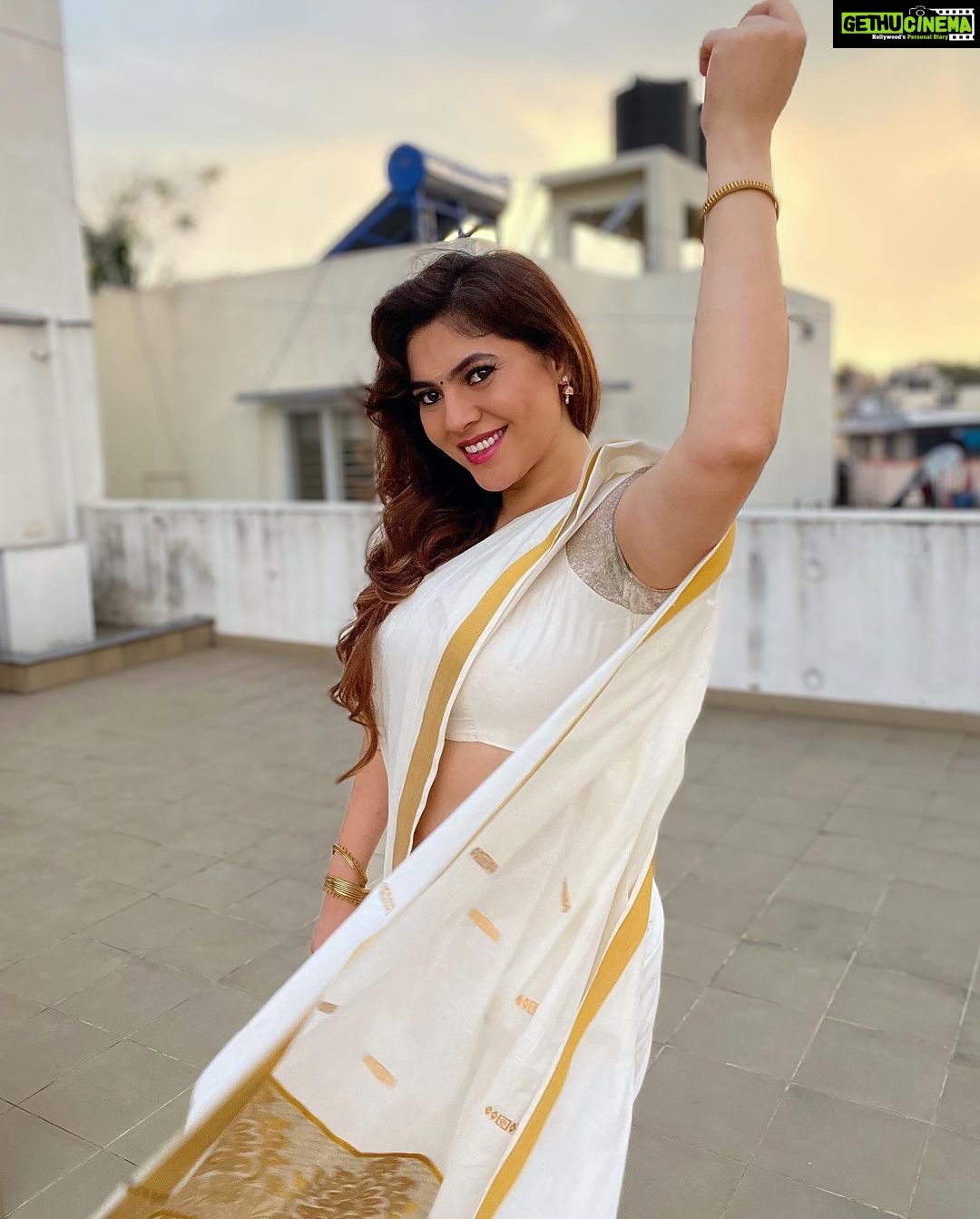 Sherin Instagram - Sunday’s are for Pizza or biryani? #sherin #saree #pizza #biryani #sunday #weekend #indian