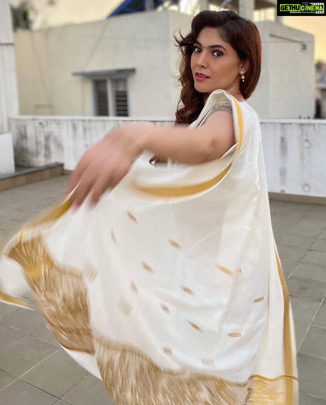 Sherin Instagram - Sunday’s are for Pizza or biryani? #sherin #saree #pizza #biryani #sunday #weekend #indian
