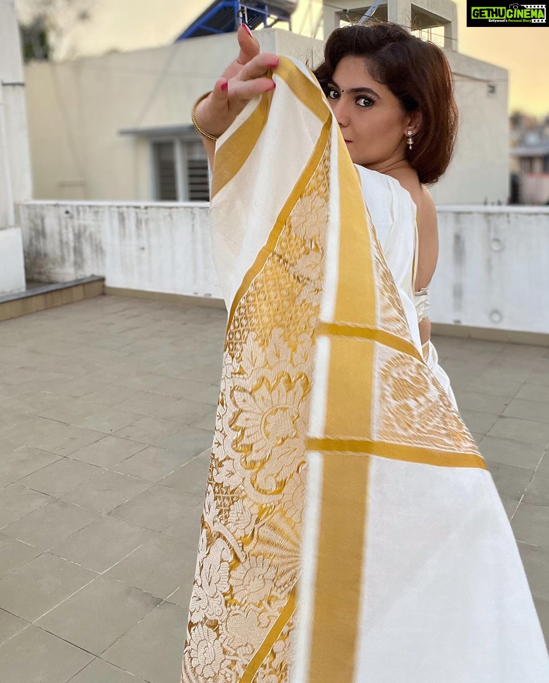Sherin Instagram - Sunday’s are for Pizza or biryani? #sherin #saree #pizza #biryani #sunday #weekend #indian