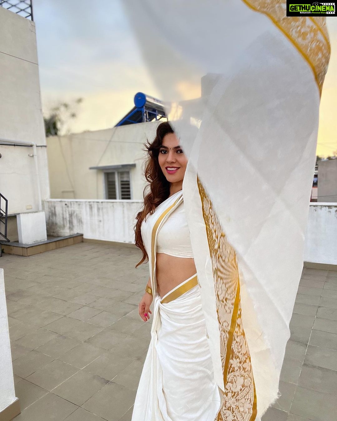 Sherin Instagram - Sunday’s are for Pizza or biryani? #sherin #saree #pizza #biryani #sunday #weekend #indian