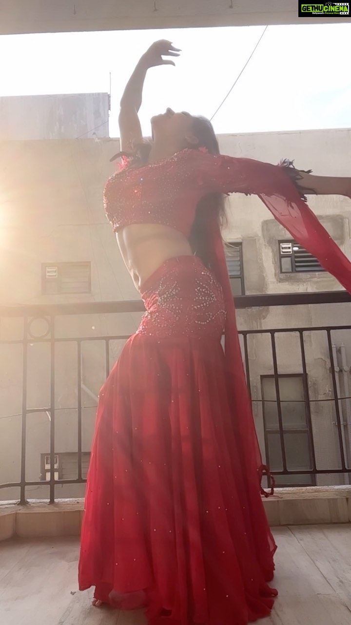 Sherin Instagram - Red or white? #sherin #transitionreels #transition #love #red #arrahman #dance #feelitreelit