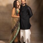 Shibani Dandekar Instagram - Diwali night was a cracker! 💥🥂 @faroutakhtar wearing @sabyasachiofficial jewelry @irasvafinejewellery Farhan wearing @antar_agni_ujjawaldubey photography @shubhammandhyanphotography
