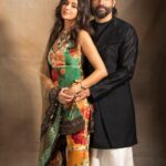 Shibani Dandekar Instagram - Doing it right on our first diwali as Mr & Mrs! From us to you and yours! Love and light 🪔💥 @faroutakhtar 📷 @shubhammandhyanphotography wearing @sabyasachiofficial jewelry by @irasvafinejewellery
