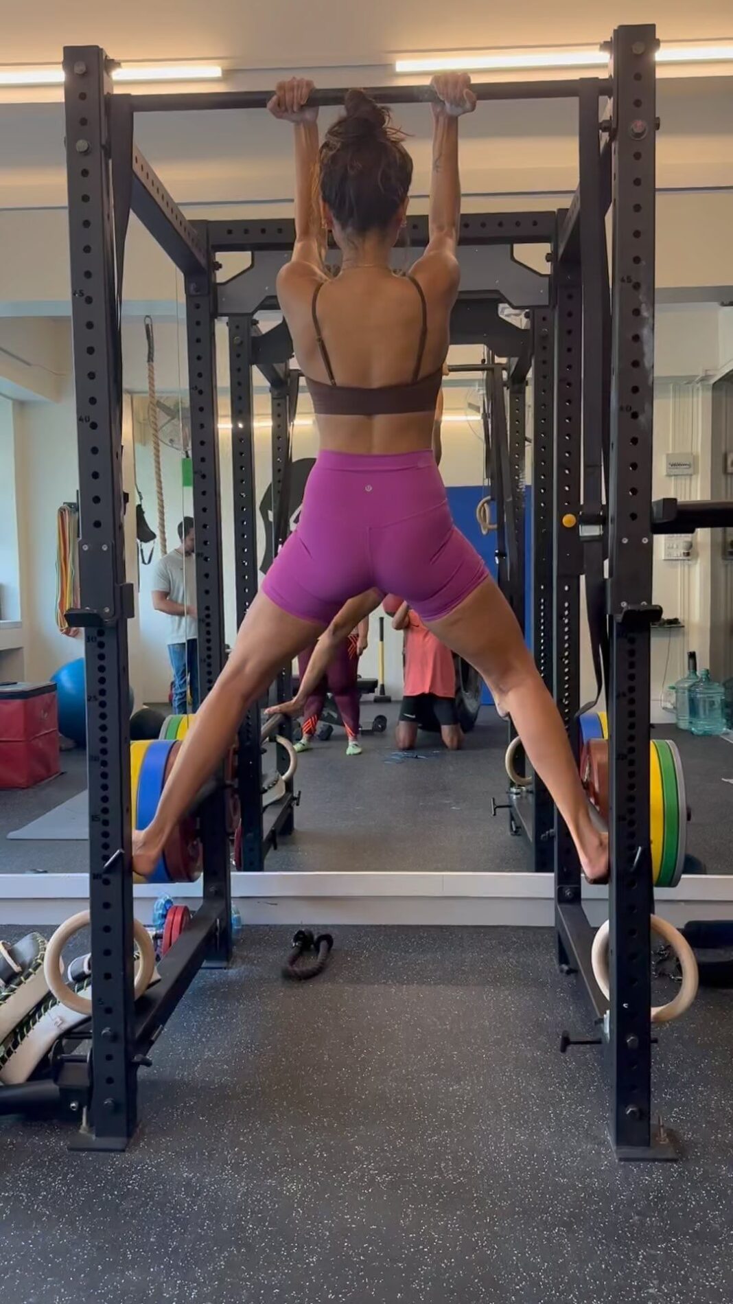 Shibani Dandekar Instagram - Progress.. baby steps @fitnessdungeon we getting there 👻