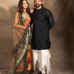 Shibani Dandekar Instagram - Let’s call these the before pictures 🤕🥴🥂💥 @faroutakhtar wearing @sabyasachiofficial jewerly by @irasvafinejewellery Farhan wearing @antar_agni_ujjawaldubey photography @shubhammandhyanphotography
