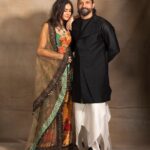 Shibani Dandekar Instagram - Let’s call these the before pictures 🤕🥴🥂💥 @faroutakhtar wearing @sabyasachiofficial jewerly by @irasvafinejewellery Farhan wearing @antar_agni_ujjawaldubey photography @shubhammandhyanphotography