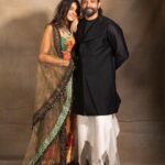 Shibani Dandekar Instagram - Let’s call these the before pictures 🤕🥴🥂💥 @faroutakhtar wearing @sabyasachiofficial jewerly by @irasvafinejewellery Farhan wearing @antar_agni_ujjawaldubey photography @shubhammandhyanphotography