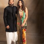Shibani Dandekar Instagram - Diwali night was a cracker! 💥🥂 @faroutakhtar wearing @sabyasachiofficial jewelry @irasvafinejewellery Farhan wearing @antar_agni_ujjawaldubey photography @shubhammandhyanphotography