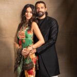 Shibani Dandekar Instagram - Diwali night was a cracker! 💥🥂 @faroutakhtar wearing @sabyasachiofficial jewelry @irasvafinejewellery Farhan wearing @antar_agni_ujjawaldubey photography @shubhammandhyanphotography