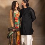 Shibani Dandekar Instagram - Diwali night was a cracker! 💥🥂 @faroutakhtar wearing @sabyasachiofficial jewelry @irasvafinejewellery Farhan wearing @antar_agni_ujjawaldubey photography @shubhammandhyanphotography