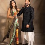 Shibani Dandekar Instagram - Diwali night was a cracker! 💥🥂 @faroutakhtar wearing @sabyasachiofficial jewelry @irasvafinejewellery Farhan wearing @antar_agni_ujjawaldubey photography @shubhammandhyanphotography