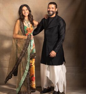 Shibani Dandekar Instagram - Diwali night was a cracker! 💥🥂 @faroutakhtar wearing @sabyasachiofficial jewelry @irasvafinejewellery Farhan wearing @antar_agni_ujjawaldubey photography @shubhammandhyanphotography