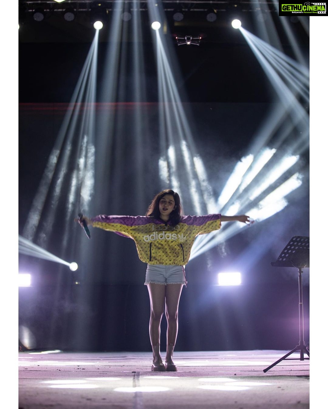 Shirley Setia Instagram - Tum dena saath mera 🤍 Beautiful vibes at AIIMS Raipur See you tomorrow IIT Jodhpur 🦢 @rolandfernandes25 @among_jamir @abhishek_kaharr @archit_smit_music @ashwin___suvarna @sancheth 📸 @riturajdharwadkar