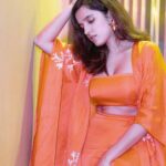 Shirley Setia Instagram - 🍊 Outfit @aanchalrohra Jewellery @blingthingstore Styled by @akankshakawediastyle Photographer @manaskhuman