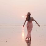Shivshakti Sachdev Instagram - Sunsets are my Sukoon! #reels #beach #sunset #happy #smile #grateful #blessed #love #trending #viral #explore #mumbai #behappy