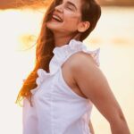 Shivshakti Sachdev Instagram - Sukoon !!! #beachday #beachreels #feelitreelit #feelkaroreelkaro #thankful #beachvibes #beachlife #beachday #candid #smile #happy #thankful #grateful #beachphotography #beachlove #whitedress #sukoon #peace