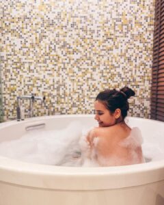 Shivshakti Sachdev Instagram - M O O D Bath tubs make me happy and Bubble baths are my favourite. Major Missing Happening @lmmahabaleshwar #travel #bathtubs #love #bubblebaths #lmmeridien #thankful #blessed #blessing #grateful #mine #majormissinghappening #travelwithme #mahableshwar #decembertoremember #lovelife #hotbaths Le Méridien Mahabaleshwar Resort & Spa