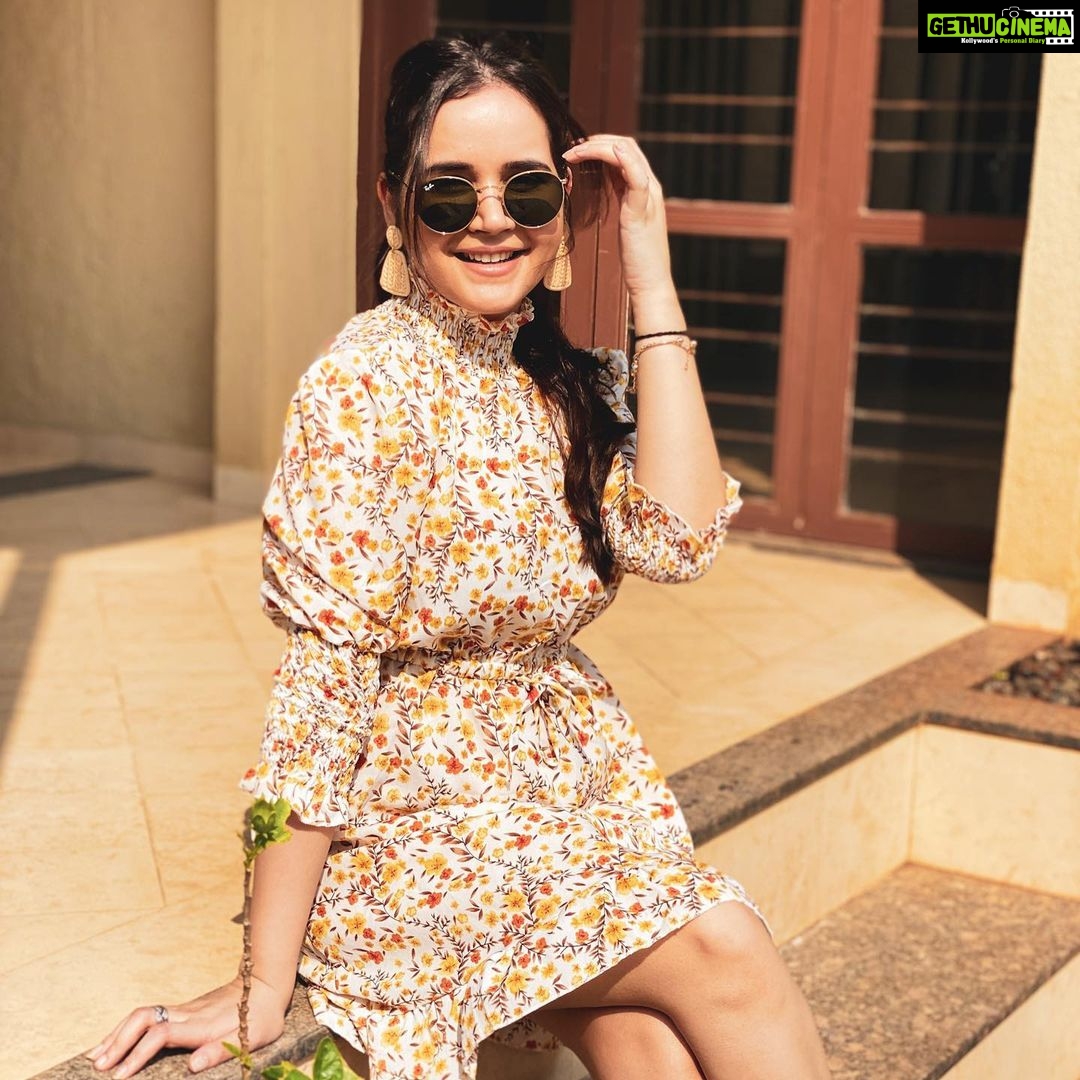 Shivshakti Sachdev Instagram - No Monday blues just some sunshine and a lot to do !! Outfit @urbanic_official Earrings @_musklay_ #makeeachdaycount #nomondayblues #happiness #happy #thankful #grateful #blessed #blessing #mine #sunshine #instagram #instagramsunshine #beyourownsunshine #nomonday #somuchtodo #workmodeon #waitingforweekend #enjoy #happyweek