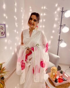 Shivshakti Sachdev Instagram - Love and Light !!! Outfit @aachho Shot by @meshobhasachdev #diwali2020 #diwali #love #life #blessed #blessing #mine #happy #happiness #life #thankful #grateful #diwali #festiveseason #youtubeindia #indianyoutuber #indianfestivals #indianwedding #weddingseason #festive