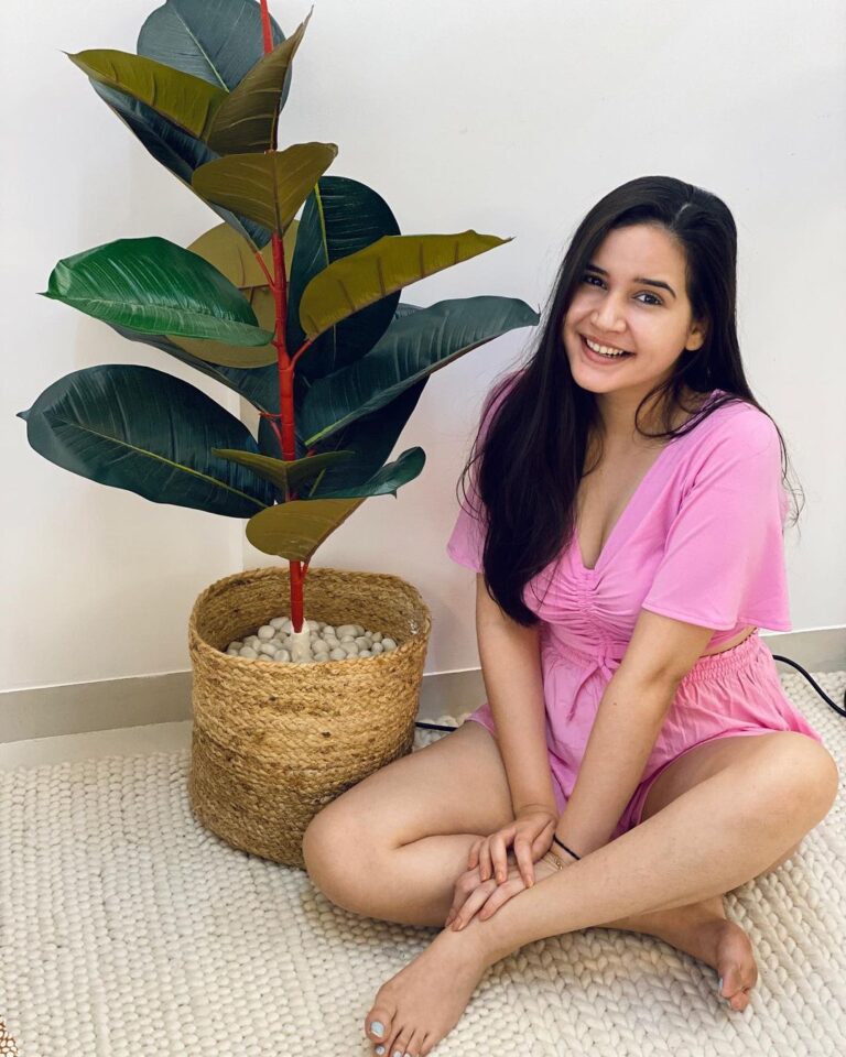 Shivshakti Sachdev Instagram - This morning I decided to have conversation with my fake plant🤣 I am super excited for November It brings a lot of birthdays and festivals. I know this year everything is going to be so different but then I am grateful to time and God for been so kind and that's all we want. Weekend is here ! What plans everyone? #love #plant #talkingtoaplant #like #happiness #blessed #instagram #instadaily #instagood #thankful #grateful #pink #fashion #indianyoutuber #pinkonpink #justlikethat #pictutes #novembercomingsoon #life #excited #godbekind #timebekind #happiness #thankful #grateful