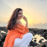 Shivshakti Sachdev Instagram - Thank you God 🧿💜 #calm #peace #sunday #happy #marinedrive #amazingsunset #sunsetaddict #mumbaicity Bandra Band Stand