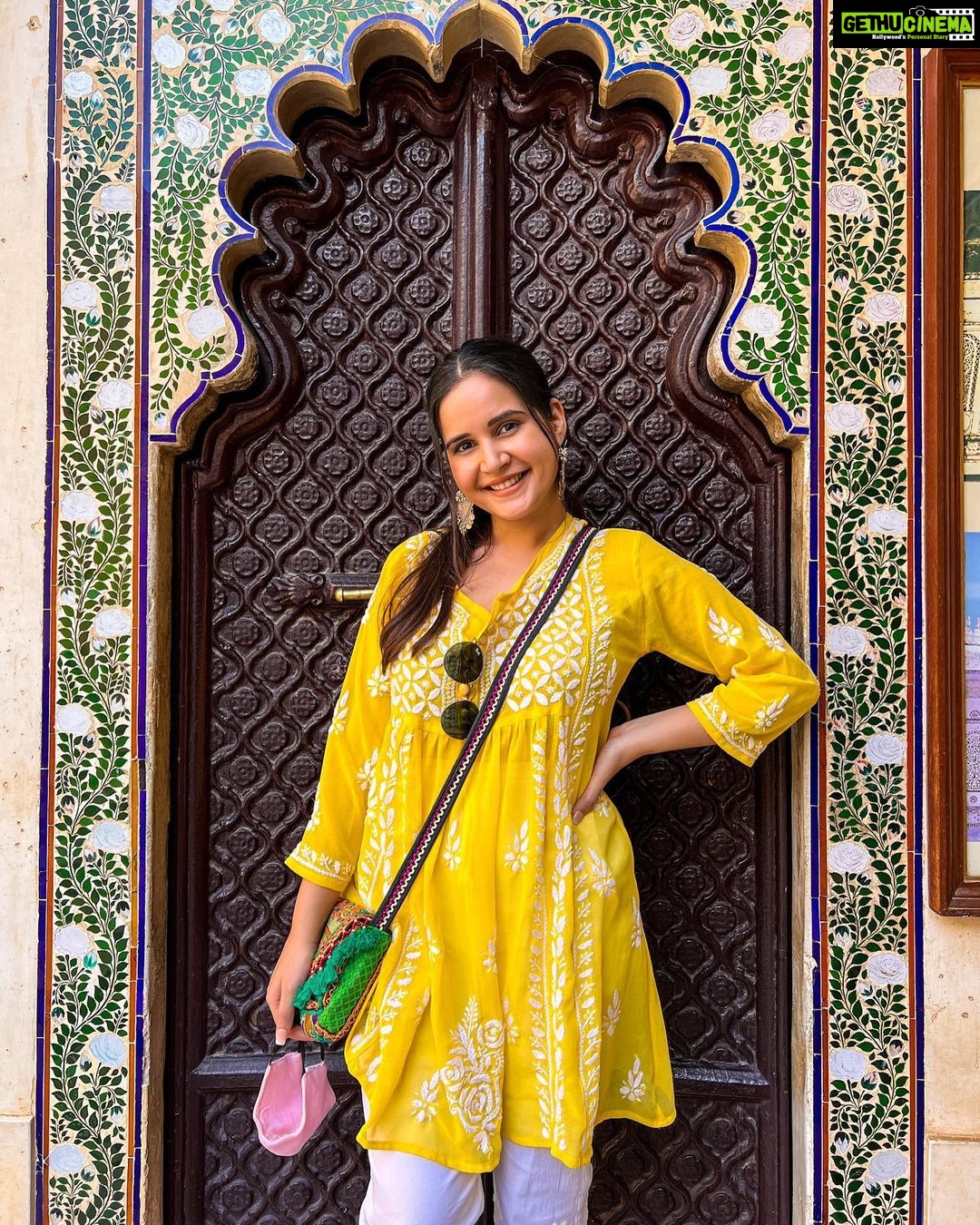 Shivshakti Sachdev Instagram - City Palace - Udaipur Feeling all touristy !! I love visiting Palaces and learning about history. This one was soo beautiful , Must Visit !!! #udaipur #udaipurcity #citypalace #udaipurcitypalace #love #life #happiness #happyday #grateful #blessing #blessed #thankful #cityoflakes #travel #travelIndia #udaipurtravel #yay #thankyougod #🧿