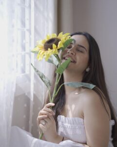 Shivshakti Sachdev Instagram - Choose what helps your heart BLOOM🌻 Shot by @cbfilmz_ #thankful #grateful #sunflower #bloom #choose #beyou #bebeautiful #bemine #smile #thankyougod #peacefulmind #godbekind #timebekind #yay
