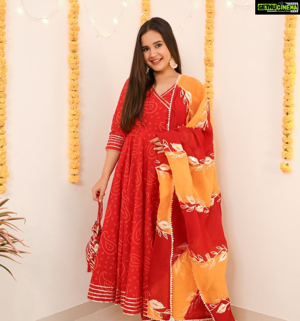 Shivshakti Sachdev Instagram - Never ending love for Indian outfits!! Ganpati Bappa Morya !! #ganpati #grwm #indianoutfit #outfitindia #like #share #subscribe #thankful #grateful #blessed #indianfestival #ganeshchaturthi #ganeshdecoration #instagram #indianyoutuber #youtubeindia