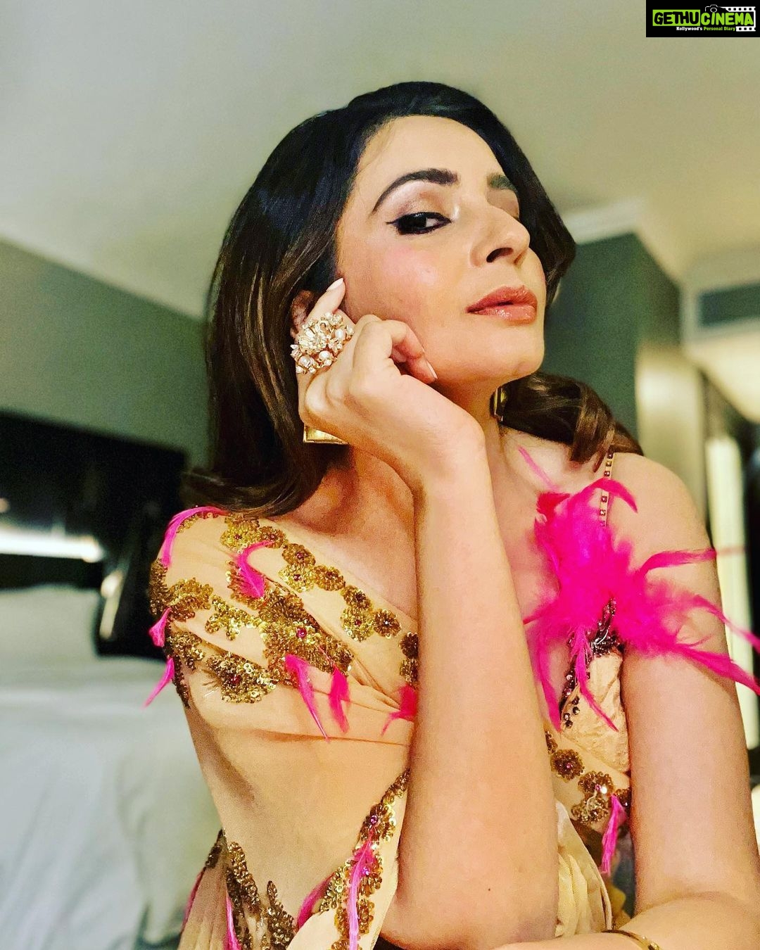 Shonali Nagrani Instagram - Quick picture session before getting on stage. Styled by @manasiscott ❤️. Hair and make up: @annapeppermakeup . Event: @storyexp #eventlife #gig #presenter #awardsnight #capetown #saree #sareelove #feather #vintage The Westin Hotel&resort- Cape Town