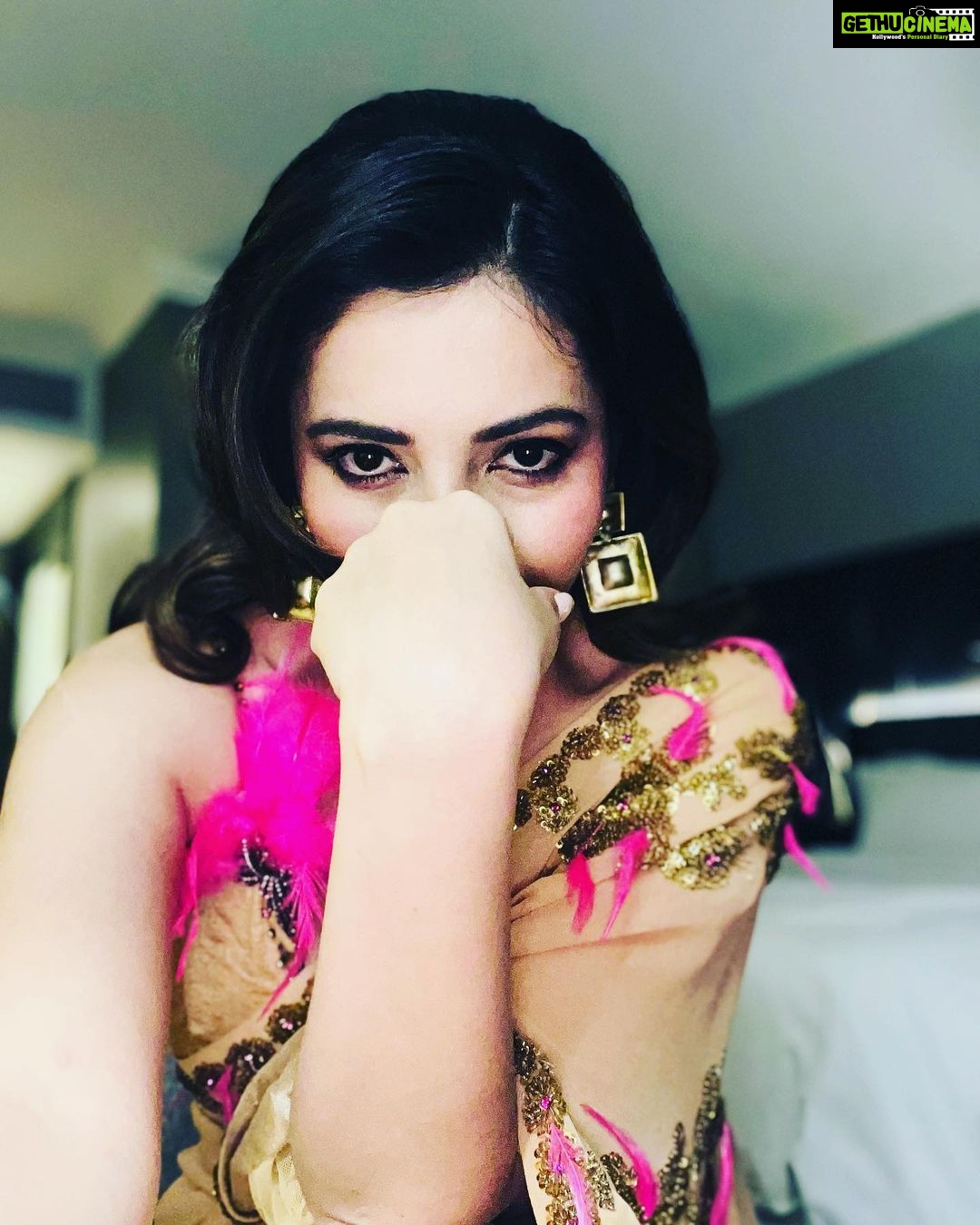 Shonali Nagrani Instagram - Quick picture session before getting on stage. Styled by @manasiscott ❤️. Hair and make up: @annapeppermakeup . Event: @storyexp #eventlife #gig #presenter #awardsnight #capetown #saree #sareelove #feather #vintage The Westin Hotel&resort- Cape Town
