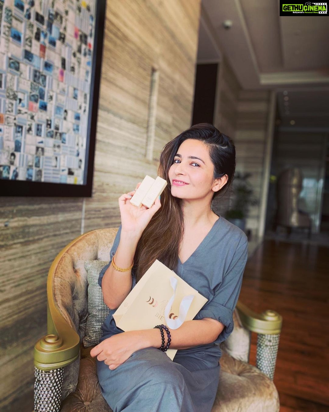 Shonali Nagrani Instagram - Nothing like a BiE skincare facial experience . Just got the most amazing facial with skin guru Dinyar using BiE skincare products. His hands and products felt like big dollops of butter in my face:) My face feels ridiculously soft, radiant & rejuvenated. Like a baby’s bottom. BiE is a line of clean products that makes it extra safe & efficacious. I love the fact that it’s eco friendly, safe & light on the skin. As a professional actor, I need to preserve my skin with products that are non toxic and have zero damage long term. I’m most exited about super power eternal youth cream. www.beautybybie.com @beauty.by.bie @workingboxwalladinyar @queeniesingh 🙏