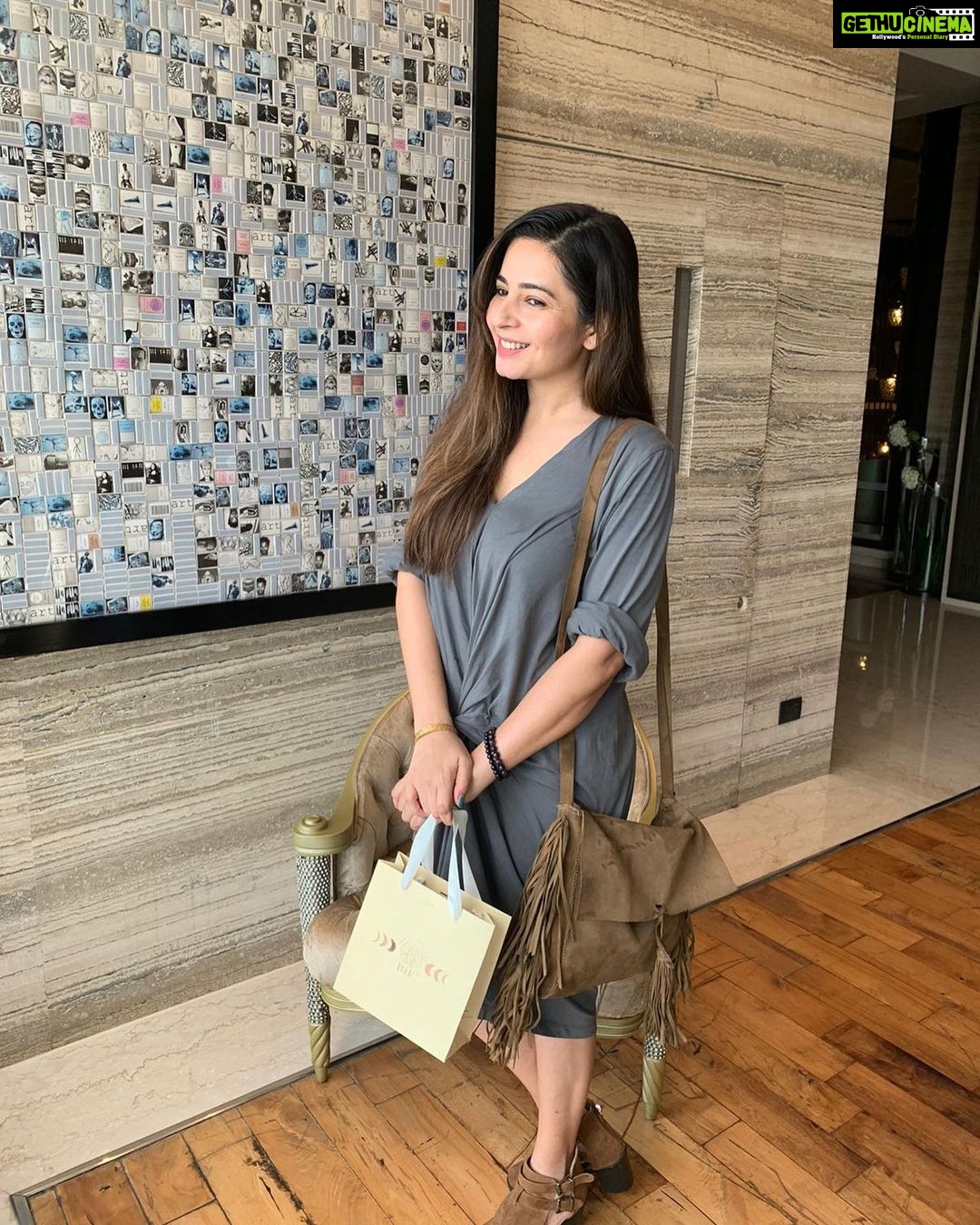 Shonali Nagrani Instagram - Nothing like a BiE skincare facial experience . Just got the most amazing facial with skin guru Dinyar using BiE skincare products. His hands and products felt like big dollops of butter in my face:) My face feels ridiculously soft, radiant & rejuvenated. Like a baby’s bottom. BiE is a line of clean products that makes it extra safe & efficacious. I love the fact that it’s eco friendly, safe & light on the skin. As a professional actor, I need to preserve my skin with products that are non toxic and have zero damage long term. I’m most exited about super power eternal youth cream. www.beautybybie.com @beauty.by.bie @workingboxwalladinyar @queeniesingh 🙏