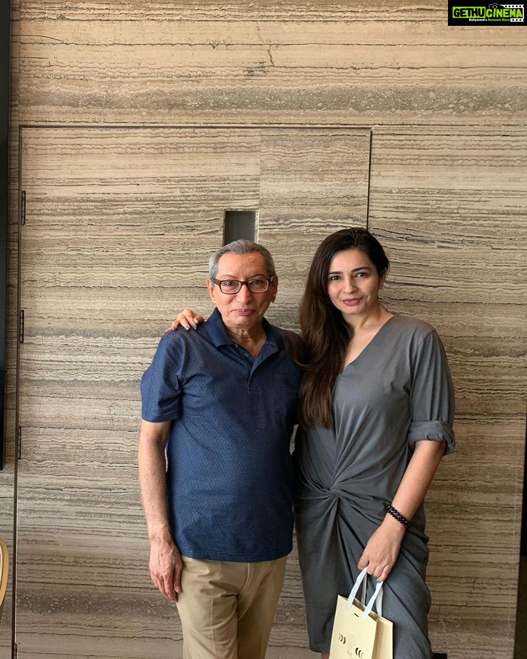 Shonali Nagrani Instagram - Nothing like a BiE skincare facial experience . Just got the most amazing facial with skin guru Dinyar using BiE skincare products. His hands and products felt like big dollops of butter in my face:) My face feels ridiculously soft, radiant & rejuvenated. Like a baby’s bottom. BiE is a line of clean products that makes it extra safe & efficacious. I love the fact that it’s eco friendly, safe & light on the skin. As a professional actor, I need to preserve my skin with products that are non toxic and have zero damage long term. I’m most exited about super power eternal youth cream. www.beautybybie.com @beauty.by.bie @workingboxwalladinyar @queeniesingh 🙏