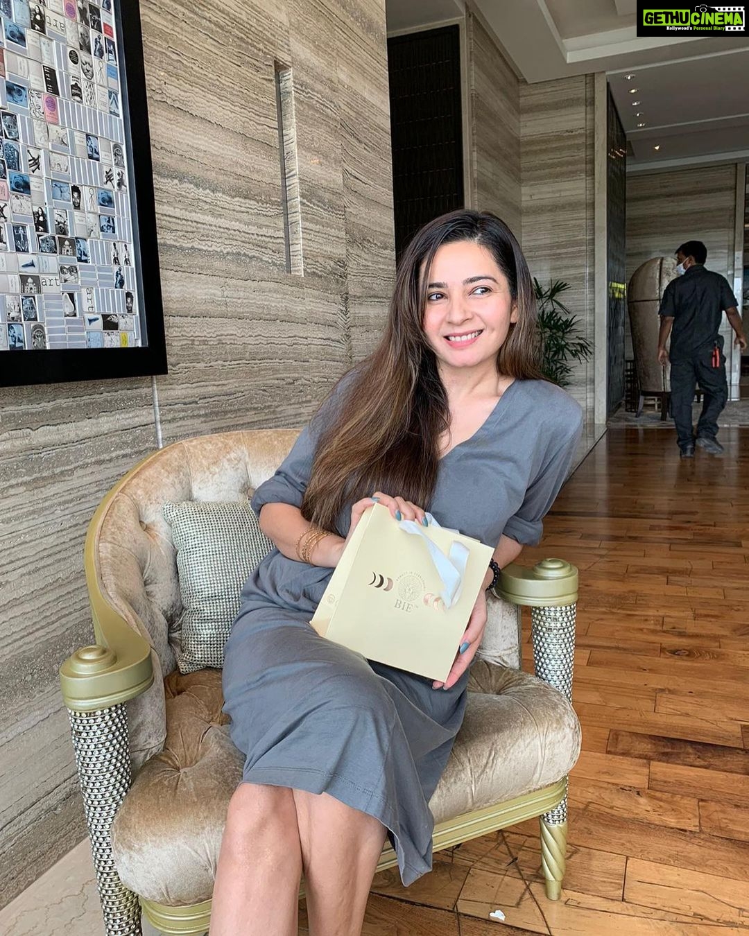 Shonali Nagrani Instagram - Nothing like a BiE skincare facial experience . Just got the most amazing facial with skin guru Dinyar using BiE skincare products. His hands and products felt like big dollops of butter in my face:) My face feels ridiculously soft, radiant & rejuvenated. Like a baby’s bottom. BiE is a line of clean products that makes it extra safe & efficacious. I love the fact that it’s eco friendly, safe & light on the skin. As a professional actor, I need to preserve my skin with products that are non toxic and have zero damage long term. I’m most exited about super power eternal youth cream. www.beautybybie.com @beauty.by.bie @workingboxwalladinyar @queeniesingh 🙏