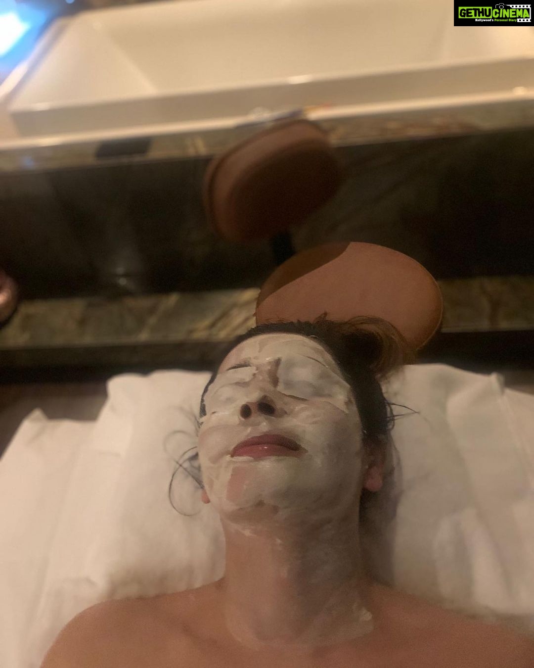 Shonali Nagrani Instagram - Nothing like a BiE skincare facial experience . Just got the most amazing facial with skin guru Dinyar using BiE skincare products. His hands and products felt like big dollops of butter in my face:) My face feels ridiculously soft, radiant & rejuvenated. Like a baby’s bottom. BiE is a line of clean products that makes it extra safe & efficacious. I love the fact that it’s eco friendly, safe & light on the skin. As a professional actor, I need to preserve my skin with products that are non toxic and have zero damage long term. I’m most exited about super power eternal youth cream. www.beautybybie.com @beauty.by.bie @workingboxwalladinyar @queeniesingh 🙏